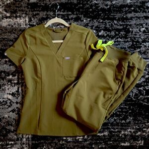 XS/XXS Martini Olive Figs, HW Zamora Joggers, scrub tops